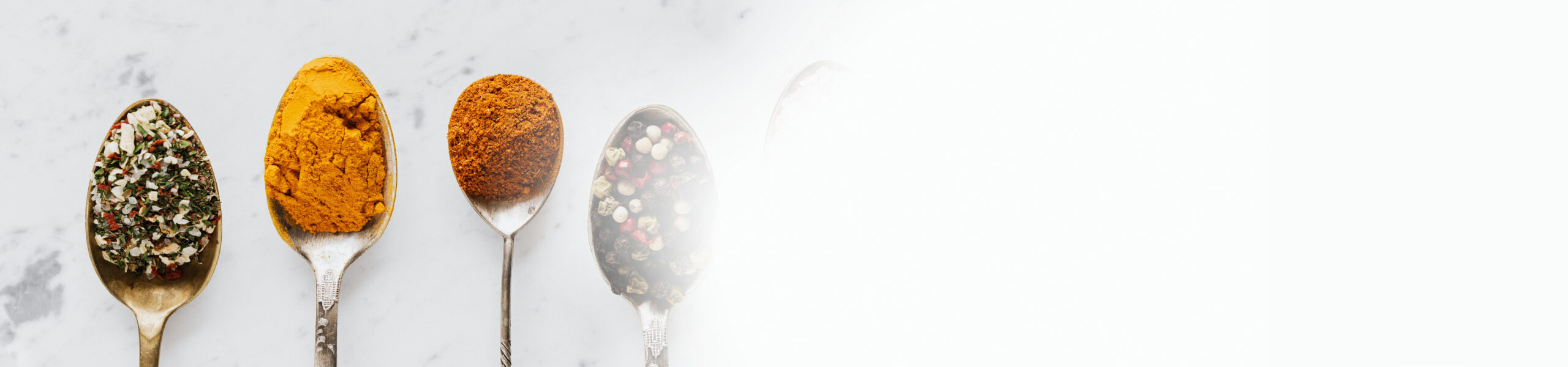 アーユルヴェーダ料理に欠かせない数種類のスパイスとハーブ