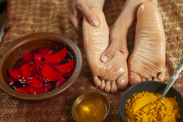 全身に温かい薬草オイルを浸透させ毒素を排出するアビヤンガの様子