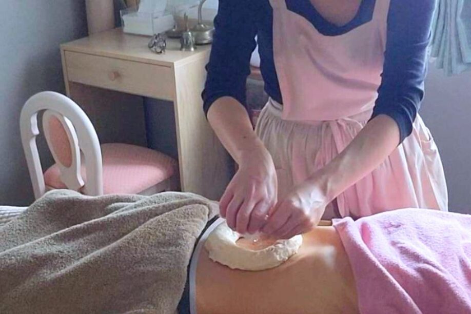 腰や目などの局所を温かいオイルの土手で温めるアーユルヴェーダのバスティ