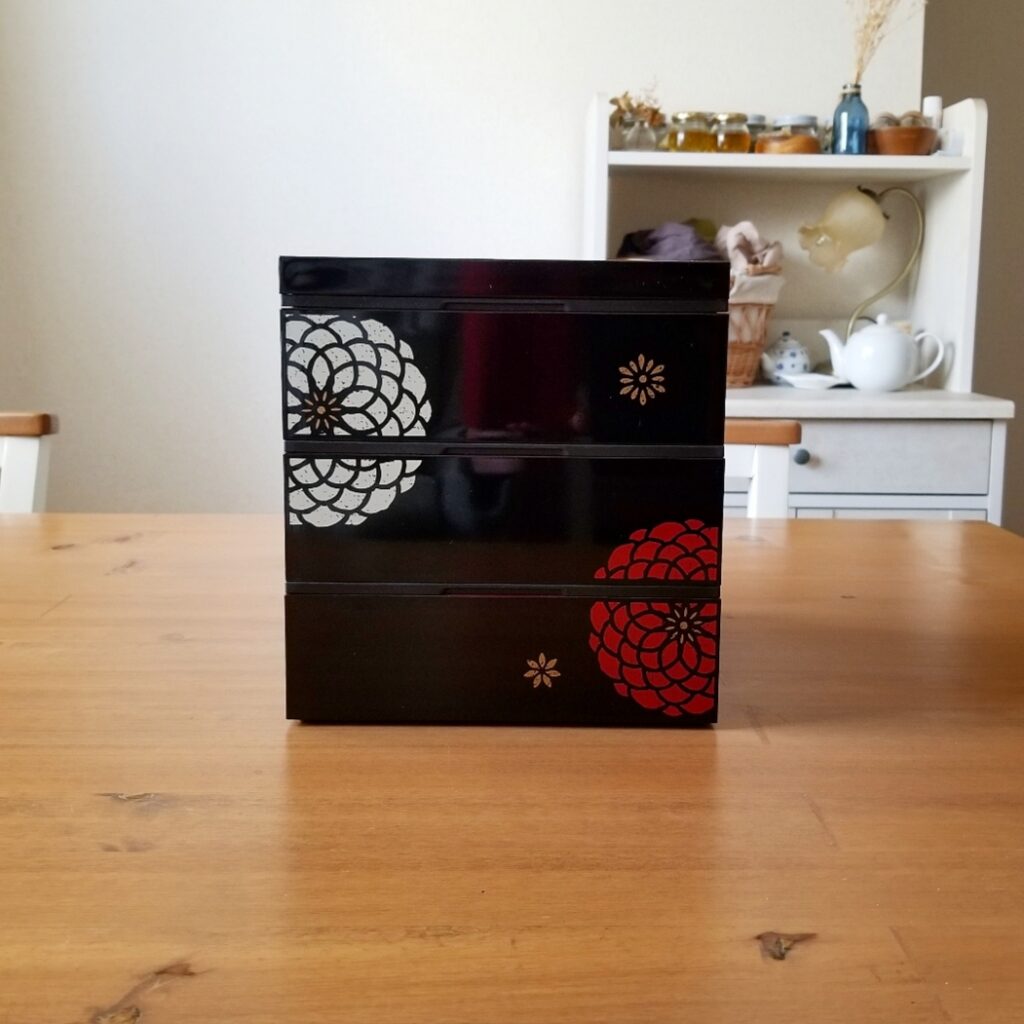 伝統的な和の重箱に詰める新しいスタイルの健康的な養生料理