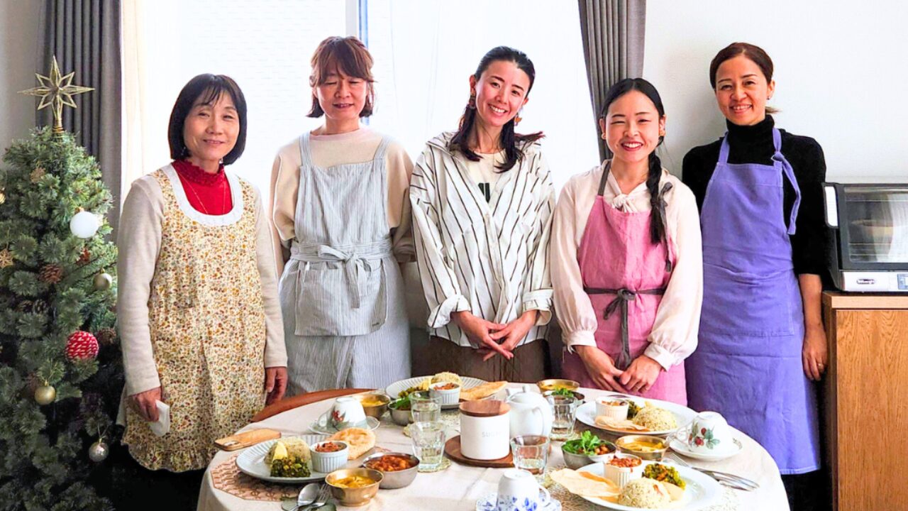 講師と生徒さんが和気あいあいと交流するアットホームなレッスンの様子